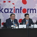 Генеральный директор «Казинформ» Даурен Дияров (крайний слева) презентует версию сайта на китайском языке.