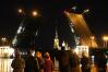 10/04/2023 15:20 Люди наблюдают за разводом Дворцового моста в Санкт-Петербурге на реке Неве