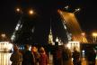 10/04/2023 Люди наблюдают за разводом Дворцового моста в Санкт-Петербурге на реке Неве