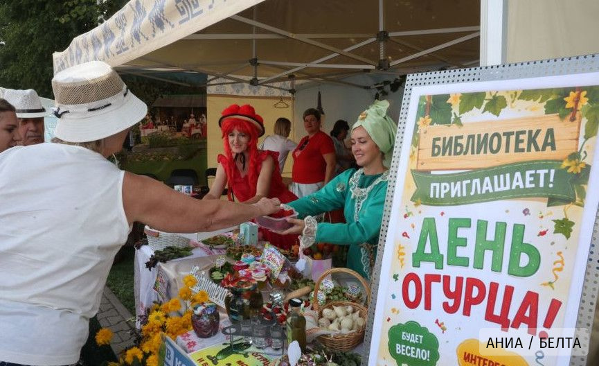 Чизкейк, роллы, коктейли и даже в кляре. Сотни рецептов блюд из огурцов представили на празднике сбора урожая в Шклове 