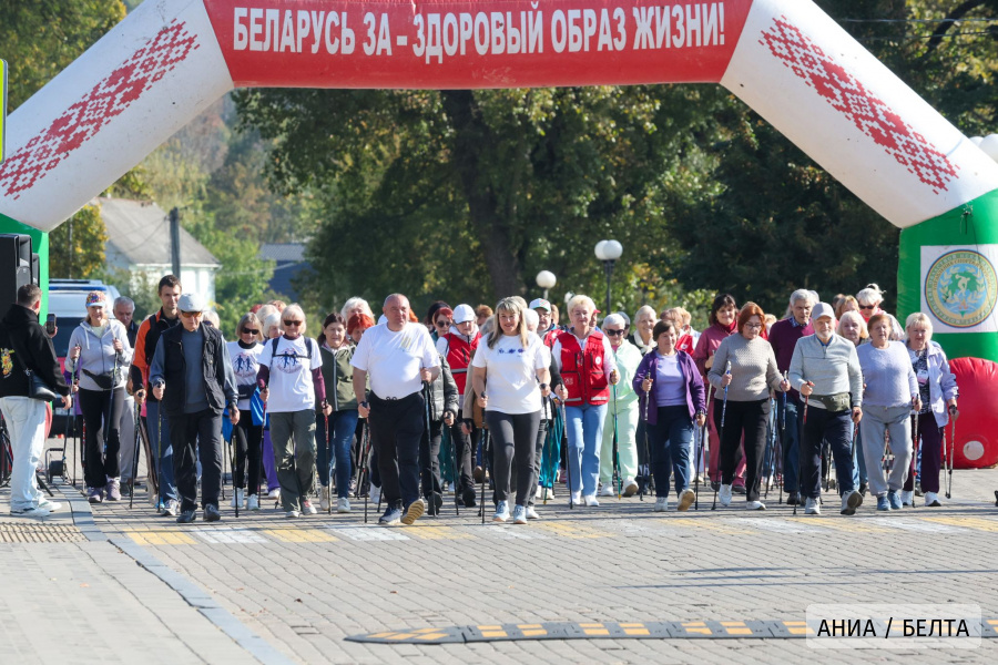Республиканский марафон по скандинавской ходьбе объединил почти 750 человек в Могилевской области 